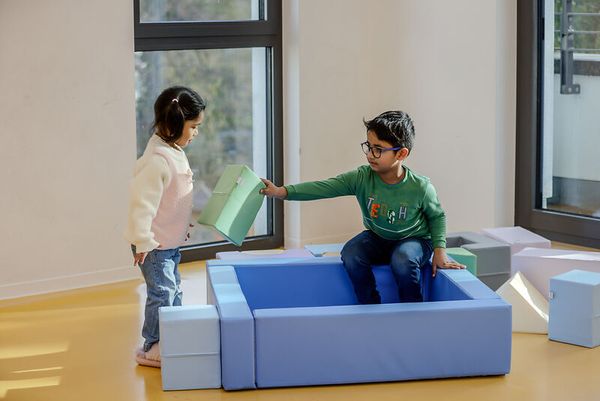 KITAEINKAUF Bewegungsparcours mit Bällebad, Schaumstoff, Kunstleder, 15-teiliges Set