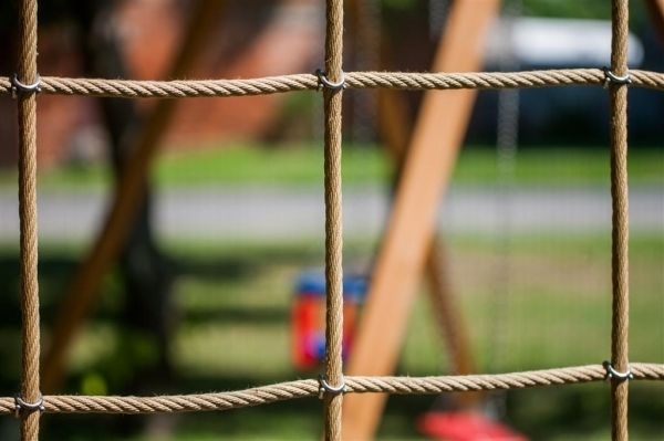 Klettergerüst mit Kletterwand und Rutsche