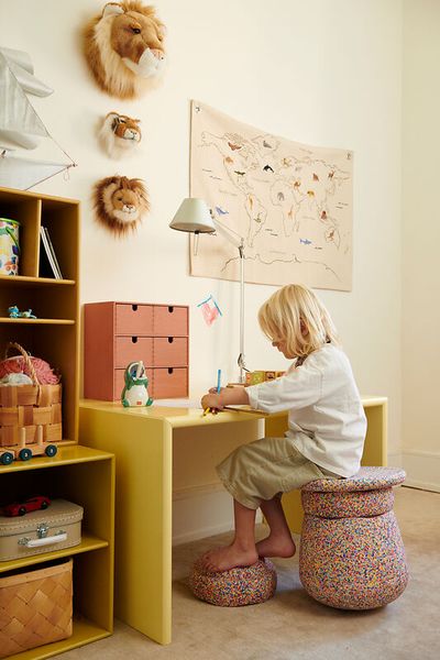 Kinderzimmer, Schreibtisch, Kinderstuhl, Spielzeug, Wanddeko