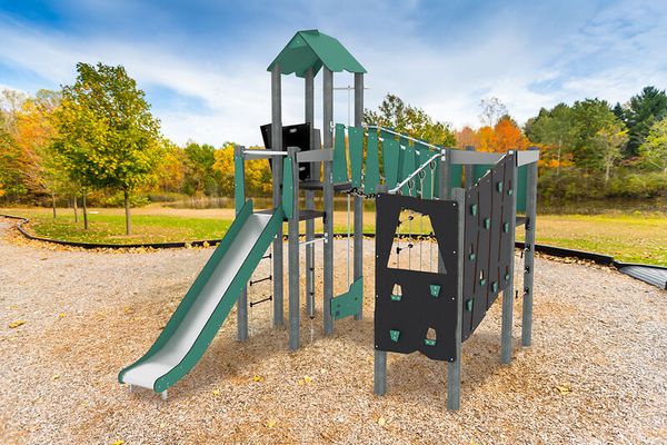 Spielplatz, Kletterturm, Rutsche, Schaukel, Holz/Kunststoff Spielgerät
