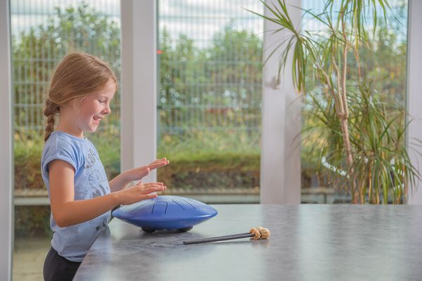 spielzeug, hüpfspielzeug, flugobjekt, blauer kasten, kind spielt