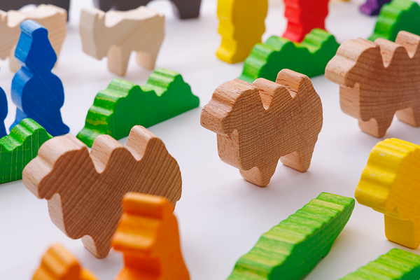 Holzspielzeug, kleine Tiere, Bausteine, bunt, Naturholz