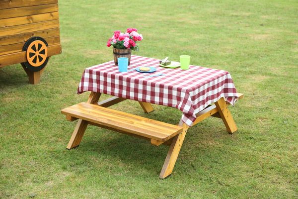 Picknicktisch, Holz, Karo-Tischdecke, Garten, Blumen