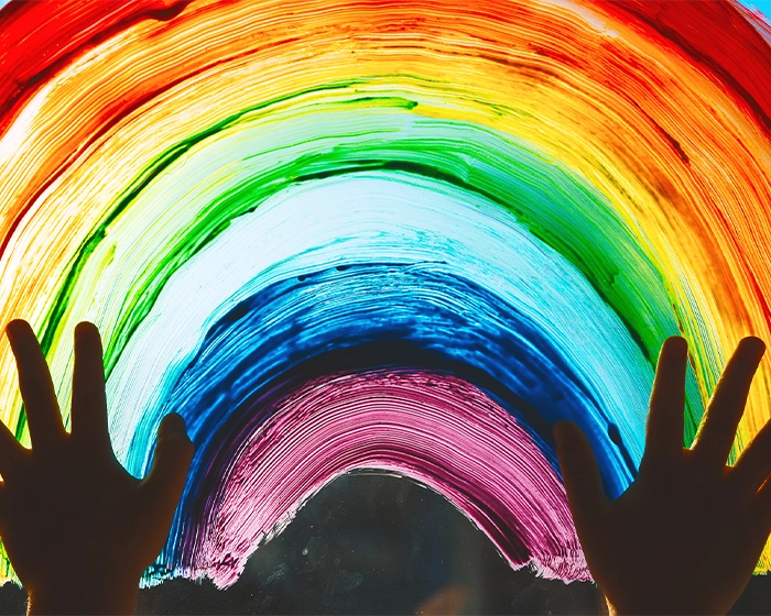 Kinder kreativ fördern Regenbogen gemalt mit Fingern