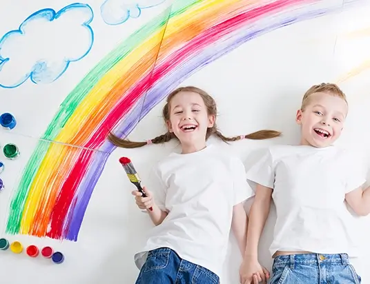 Zwei Kinder mit Farbpinseln
