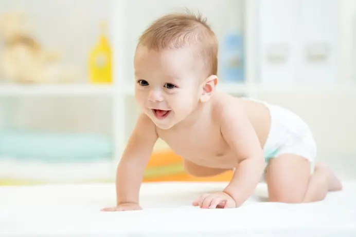 krabbelndes Baby in Windeln