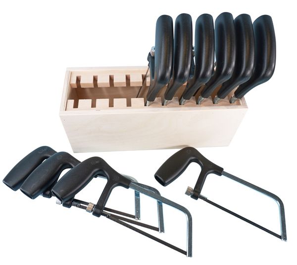 10 Handsägen im Holzständer 10 Handsägen im Holzständer