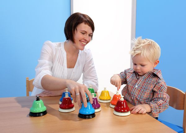 kinderspiel, klangspiel, bimmelspiel, bunte glocken, krippenaktivität