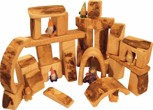 holzspielzeug, holzbausteine, kinderwerkzeug, brunnenbau, figuren