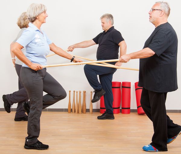 Reha-Training, Stöcke, Beine, Technik, Gymnastik