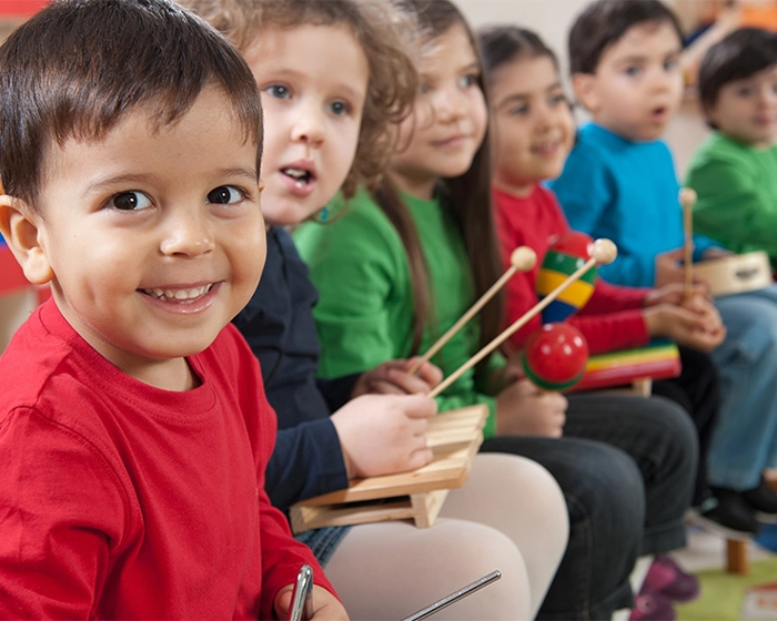 Musik & Kreativität Kinder spielen zusammen auf Instrumenten