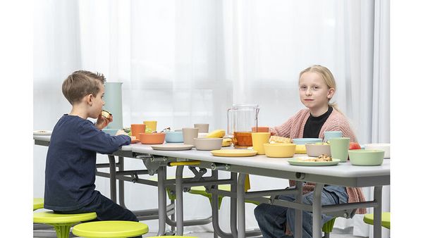 Kinder, Tisch, Esstisch, Kompott, Geschirrset