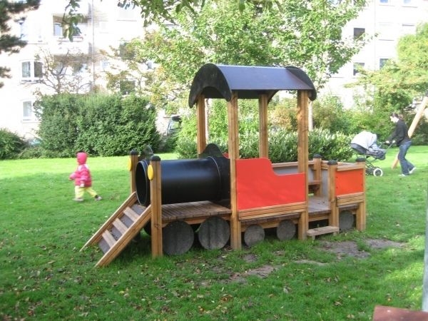 Spielgerät, Kletterturm, Holzspielzeug, Spielbahn, Rutschbahn