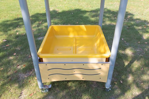 Mobiler Matschtisch mit Spitzdach