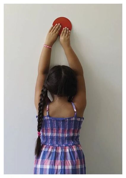 Kinder, Hände an der Wand, Roter Ball, Sommerkleidung, Schulterriemen