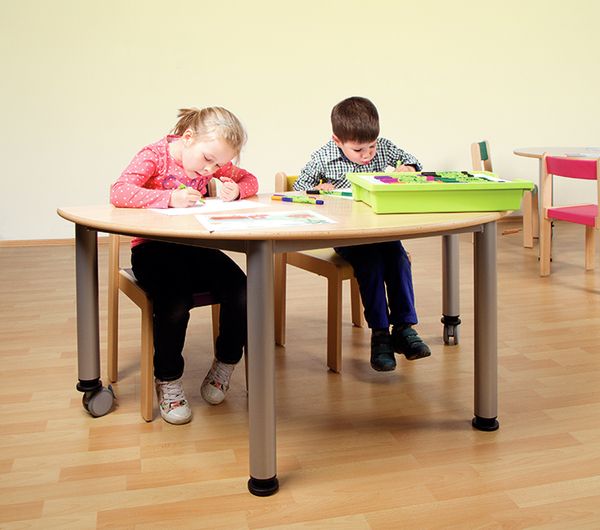 Halbrundtisch mit Rundrohrfüßen, fahrbar Halbrundtisch mit Rundrohrfüßen, fahrbar