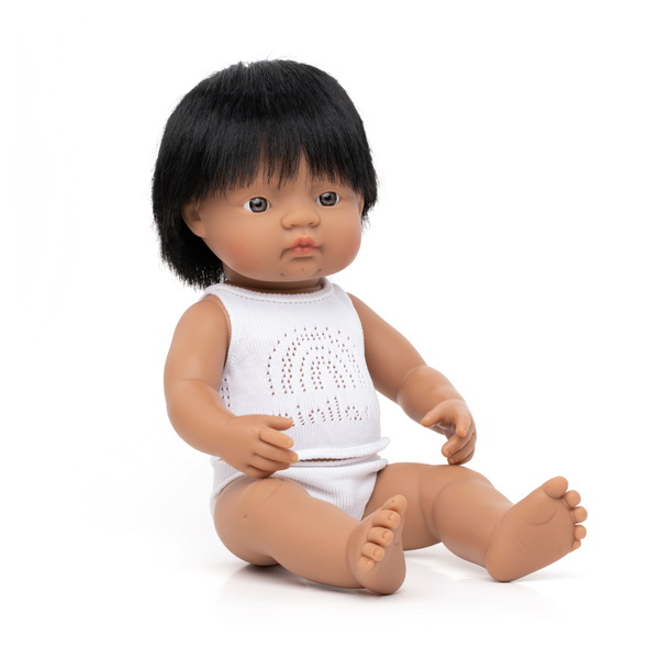 Puppe, Körper, weißer Anzug, kurze Haare, Sitzend