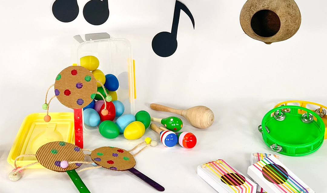 Selbst gebastelte Musikintstumente