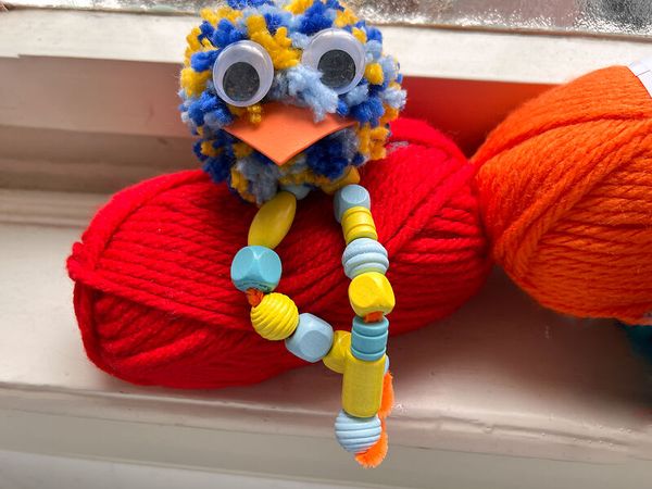 Strickfigur, Vogel, Knüpferwerk, Perlenkette, Bunte Perlen