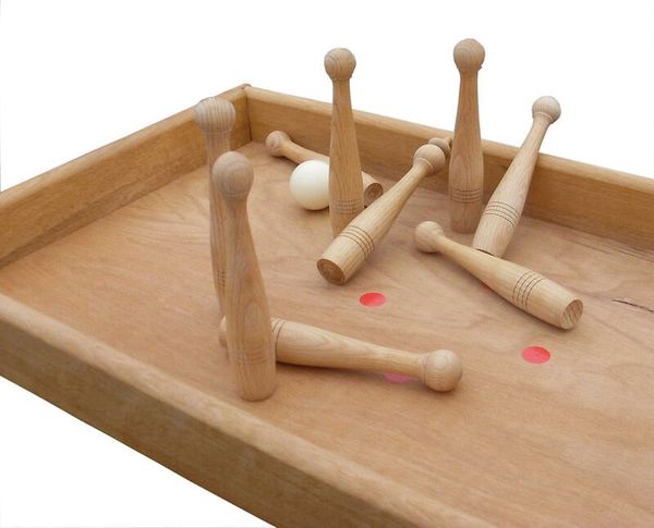 Tischkegelbahn mit Abrollrampe und Holzqueue, Ausführung wählbar