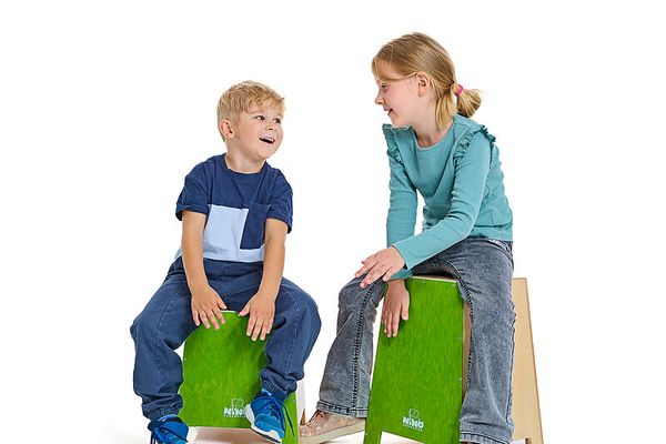Kinderstuhl, Mini-Tisch, Grünes Sitzbrett, Bühnenelement, Hocker aus Holz