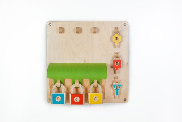 holzspielzeug, sortierbrett, farbenstifte, würfel, rollbahn