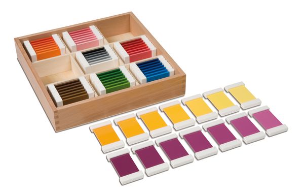 NIENHUIS MONTESSORI Farbtäfelchen, Schattierungskasten mit 9 Farben, 63 Stück