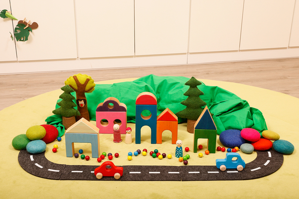 Kinderwelt, Spielzeugstraße, Holzfiguren, Brettspiel, Klemmbausteine