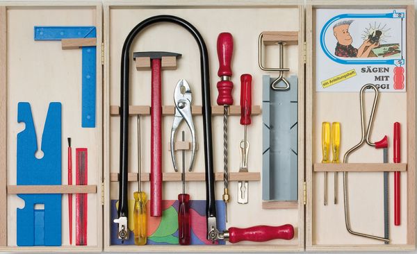 Laubsäge-Set im Holzschränkchen, 24 tlg. Laubsäge-Set im Holzschränkchen, 24 tlg.