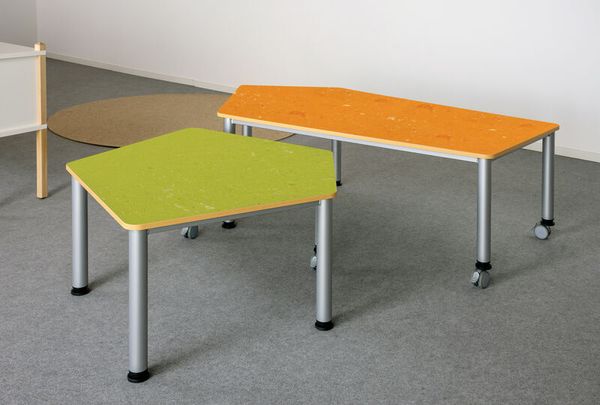 Fünfecktisch mit 2 Rollen, Platte mit Melaminharzbeschichtung, LxB: 120x110 cm