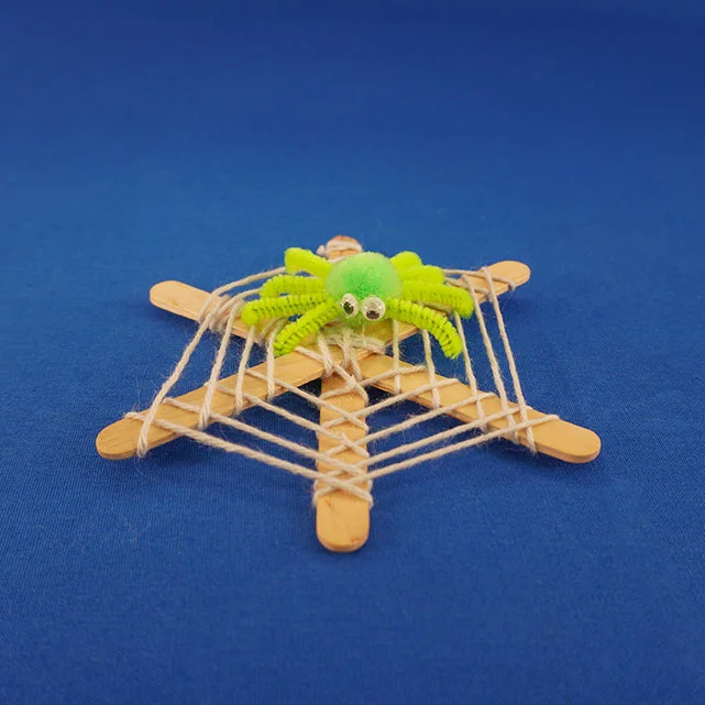 Selbst gebasteltes Spinnennetz mit Spinne