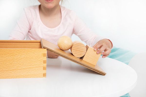 Holzspielzeug, naturholz, geometrische Blöcke, Pyramide Rampe, Kind beim Spielen