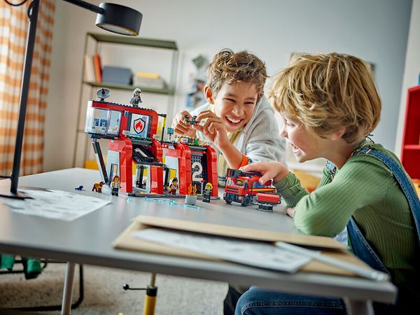 60414 LEGO® City Feuerwehrstation mit Drehleiterfahrzeug, 843 Teile