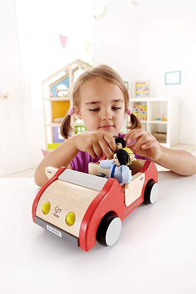 HAPE Familienauto für Puppenhaus aus Holz, 22x13x8,8 cm, ab 3 Jahre