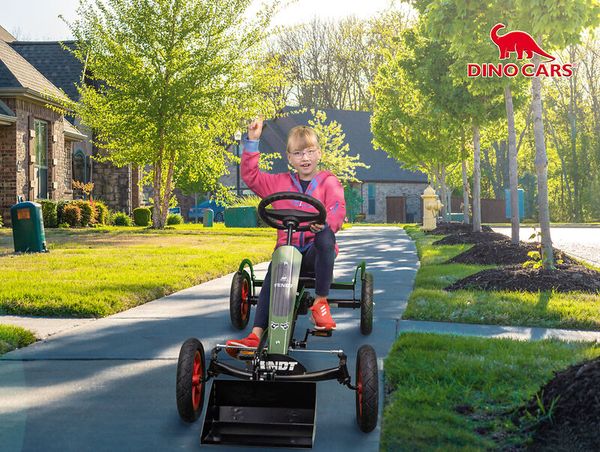 Go-kart, Pedal car, Gehweg/Palasade?, Kind fährt, Rote Schuhe