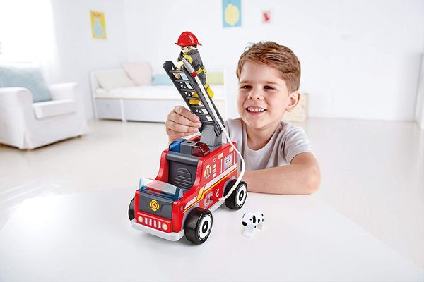 HAPE Feuerwehr-Trupp (Auto, Feuerwehrmann, Hund), LxBxH: 20 x 11, 7 x 15 cm, ab 3 Jahre