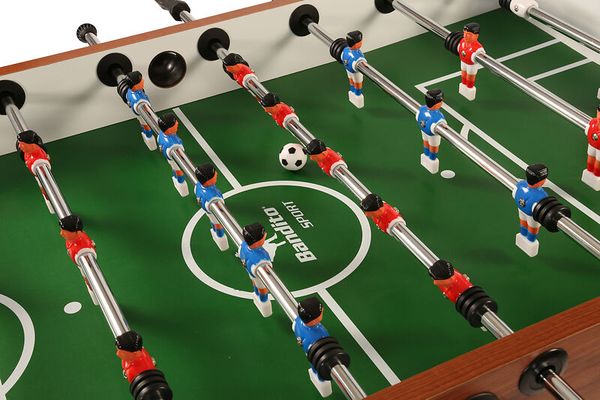 Foosball, Fußballtisch, Tischfußball, Miniaturspieler, grüne Spielfläche