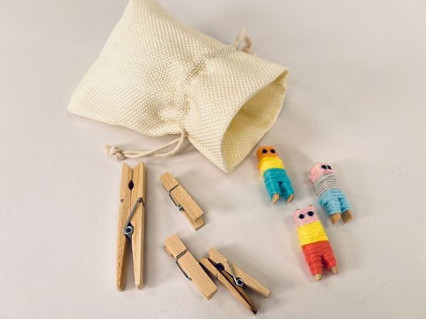 Holzklammern, Wäscheklammern, Mini-Puppen, Säckchen, Fadenfigur