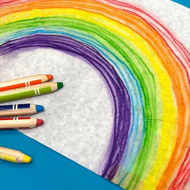 selbst gemalter Regenbogen mit Wachsmalstiften