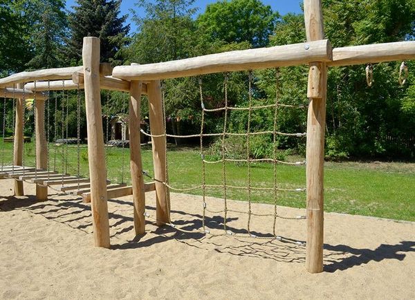 Holzspielanlage, Spielgerät, Kletternetz, Sandkasten, Park-Setup