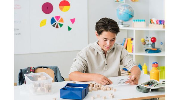 Holzbausteine, Konstruktionsspielzeug, Bildschirmunterricht, Schüler, Klassenraum
