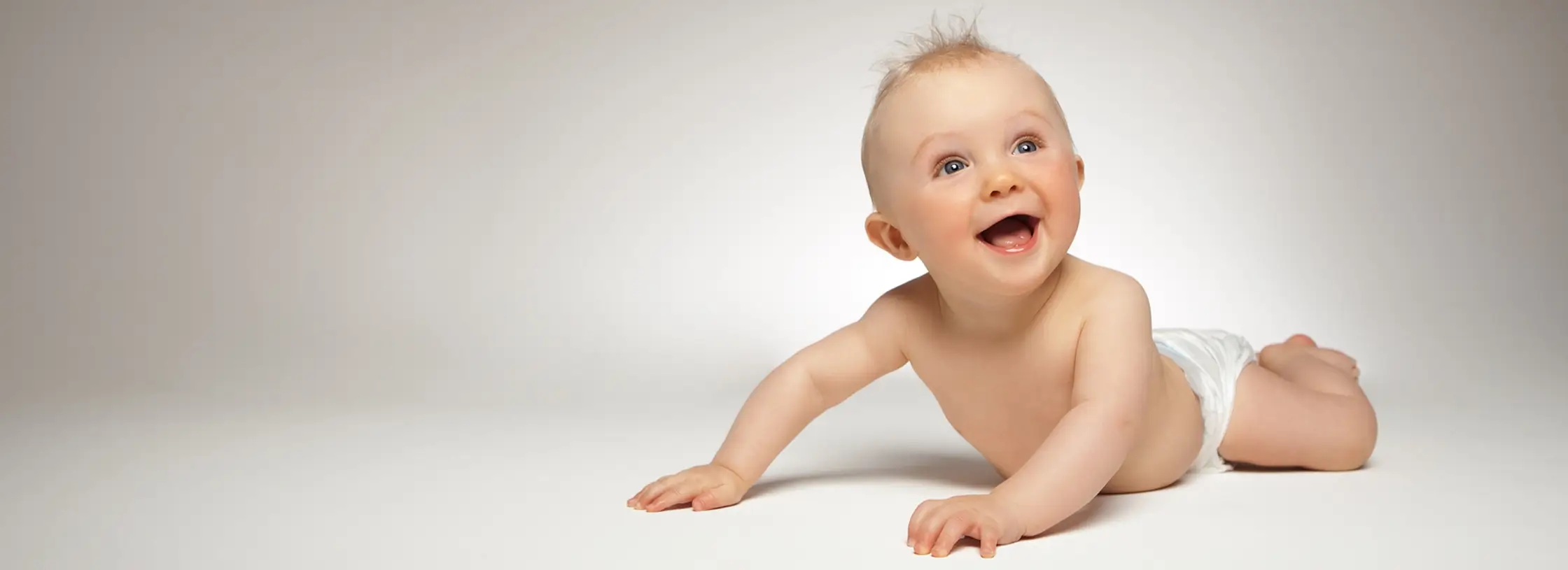 lachendes baby in Windeln