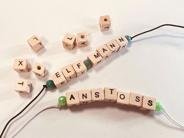 ABC Holzwürfel-Buchstaben, gelocht zum Fädeln, 300 Stück ABC Holzwürfel-Buchstaben, gelocht zum Fädeln, 300 Stück