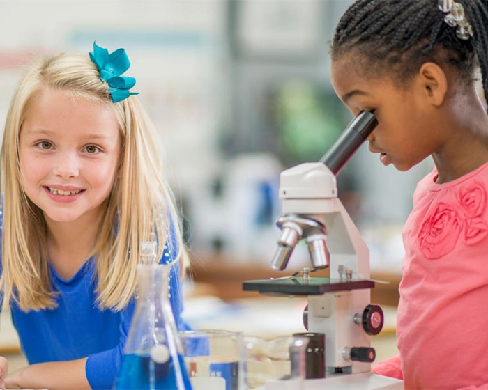Forschen und Entdecken in der Kita Kinder am experimentieren mit dem Mikroskop