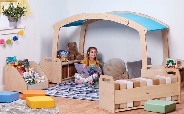 Spielhöhle mit Aufbewahrungsbänken und 6 Boxen oder Körben