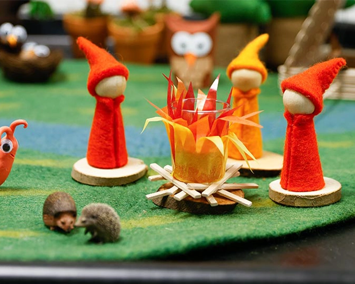 Themen- und Projekttische für Kinder gestalten gebauter Tisch aus Loose Parts