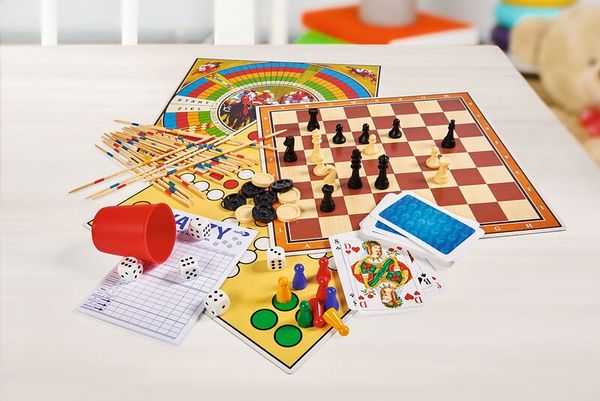  Brettspiel, Schachbrett, Karten, Würfel, Figuren