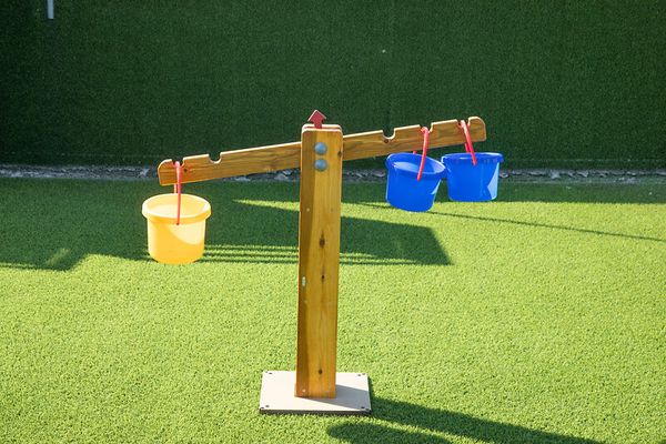 Spielplatzausrüstung, Klettergerät, Sandspielzeug, Balkenwaage?, Kunststoffeimer