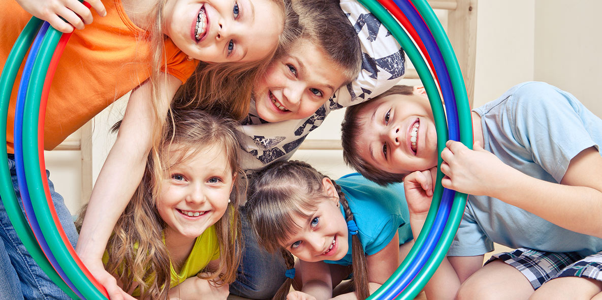 fünf Kinder schauen durch Hoola Hups