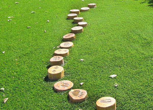 garten, pflasterkegel, holzsteine, wegmarkierung, grünfläche
